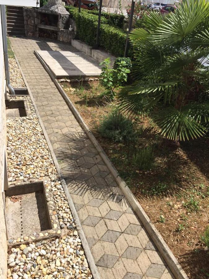 Apartmani Ana Malinska Exterior photo